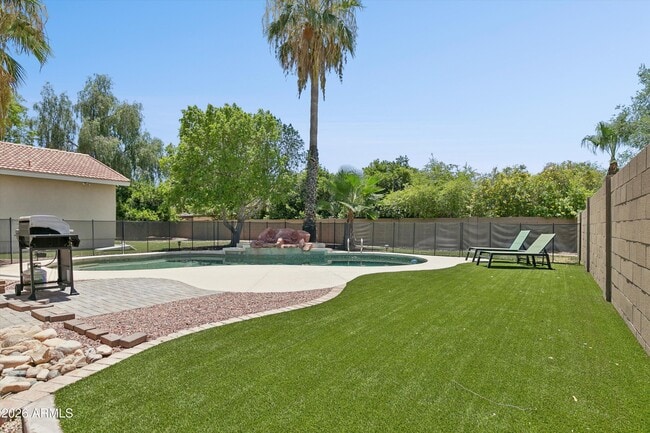 Building Photo - 8611 W Foothill Dr