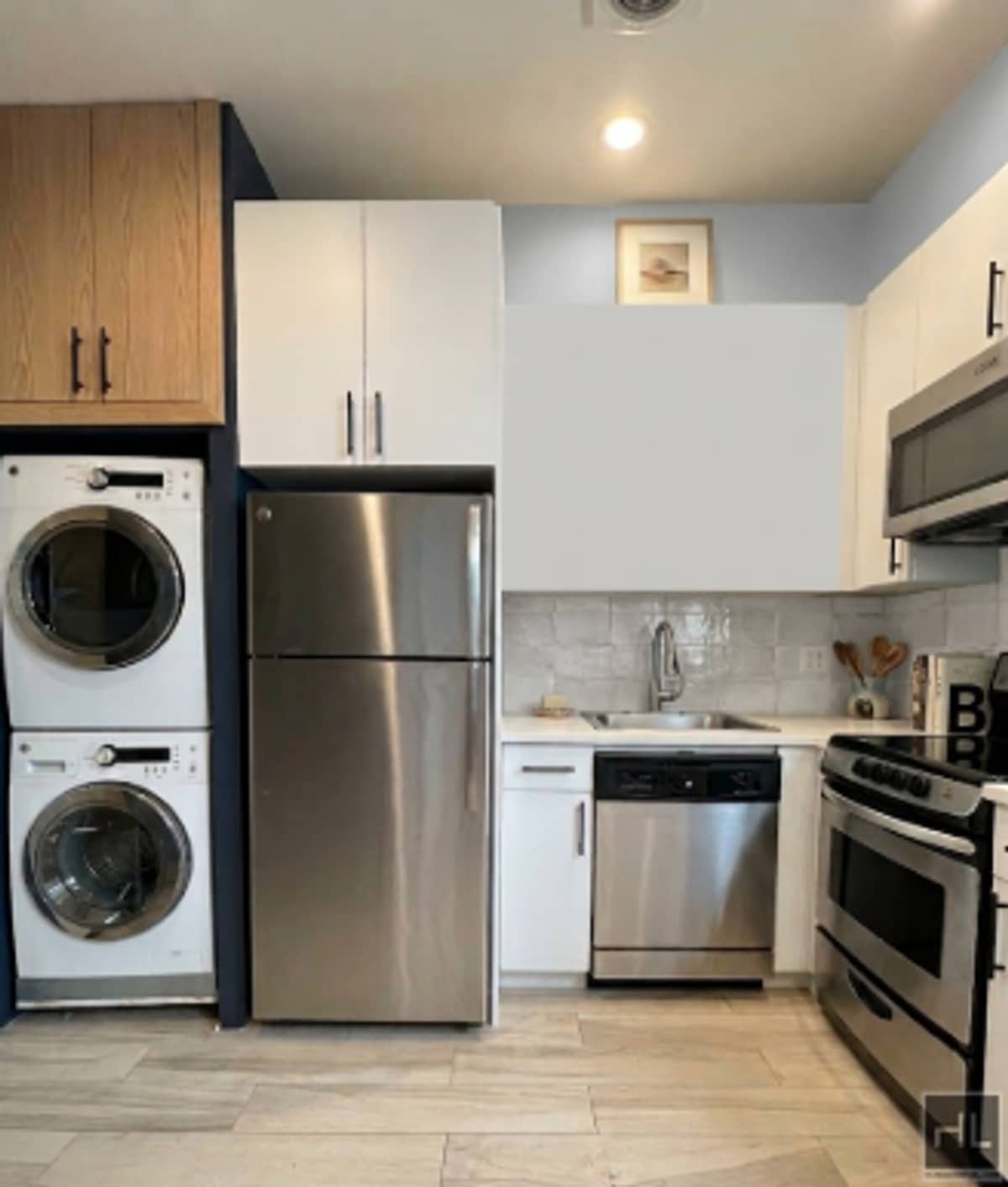 Building Photo - Spacious 1 Bed Flex 2 with In-Unit W/D in Prime Midtown East