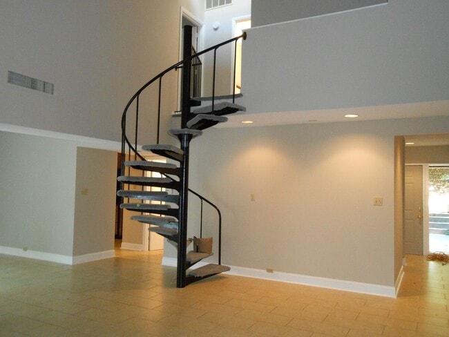 Building Photo - Leasing for 2026 available June 20 - Frank...