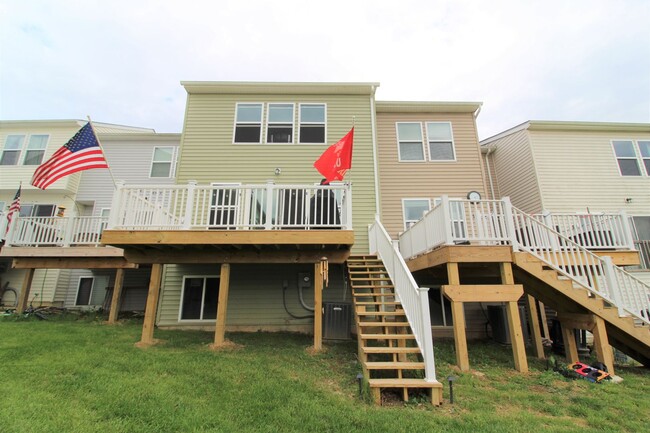 Building Photo - 3 Bed/ 2.5 Bath Townhome close to the inte...