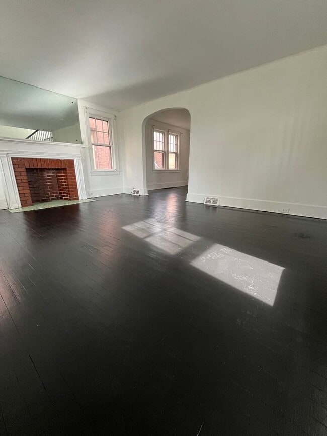Building Photo - Three Bedroom House w Detached Garage