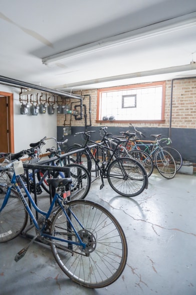 Building Photo - 1318 W Foster Ave