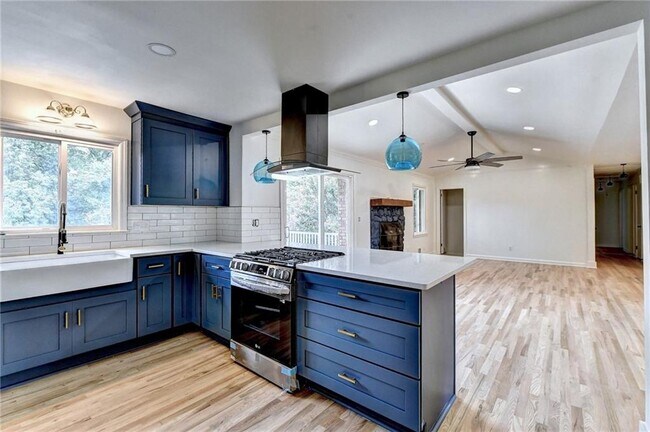 Building Photo - 6085 Glenridge Dr