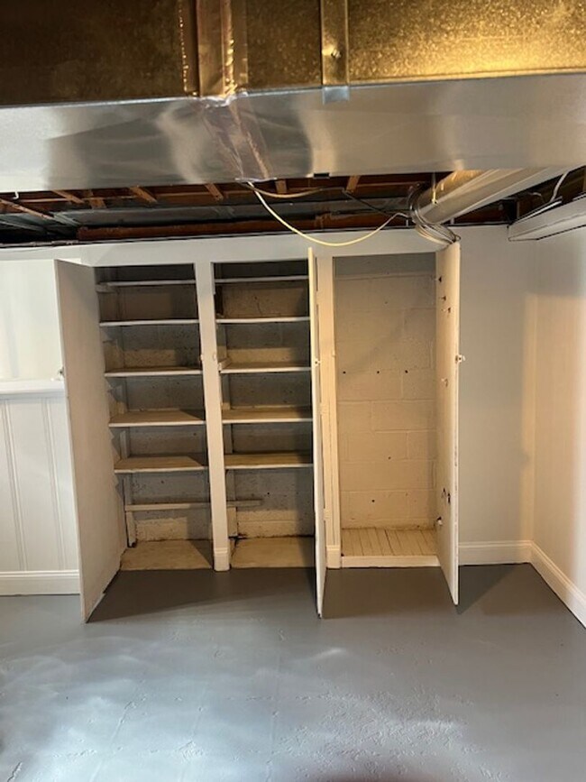 Building Photo - 3 Bedroom Home with Basement and yard