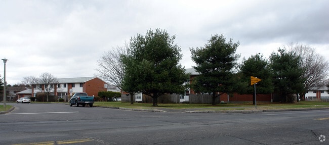 Entrance - 1-30 Tokeneke Rd
