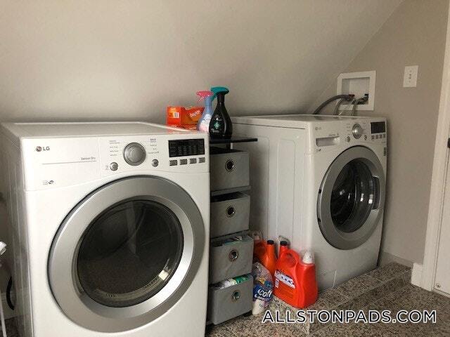 Building Photo - 77 Linden St