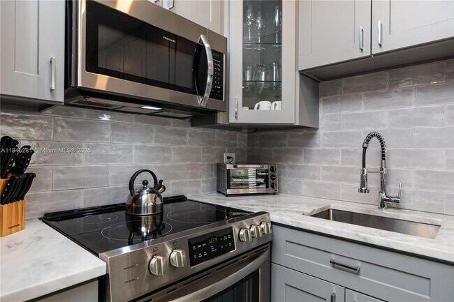 Building Photo - 4561 Poinciana St