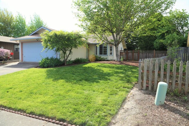 Building Photo - 3 Bed 2 Bath Home with Huge Fenced Yard/ A...
