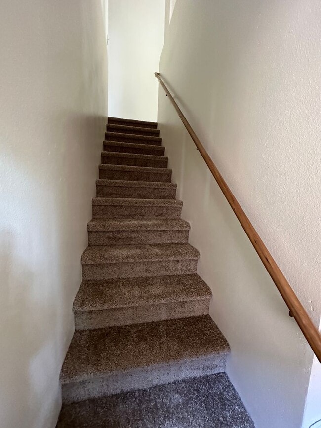 Building Photo - Townhouse Close to COCC! All New Carpet & ...