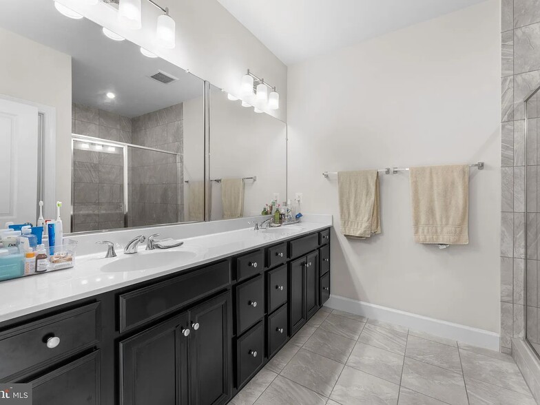 Building Photo - 8773 Elsing Green Dr
