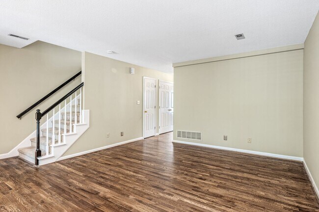 Building Photo - Newly Updated Park Place Townhome in Green...