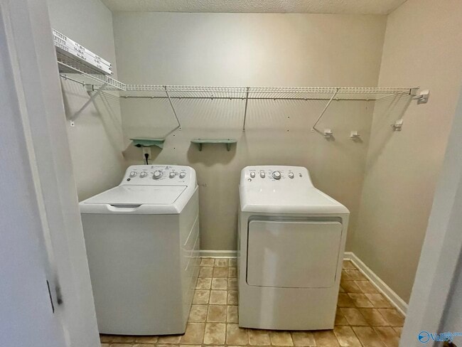 Building Photo - 186 Hollington Dr NE