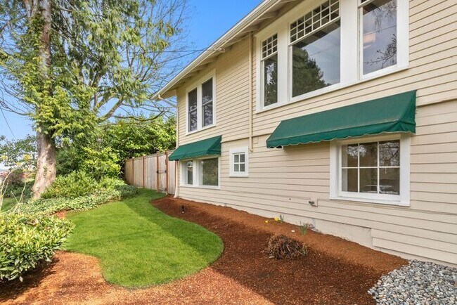 Building Photo - Sunny Air Conditioned Mercer Island Charmer!