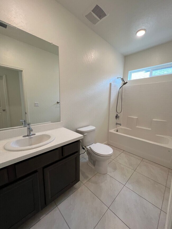 Building Photo - 3-bedroom, 2-bath home in Lemoore