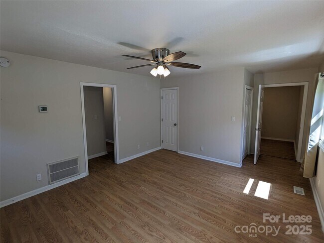 Building Photo - 25.5 Woodrow Ave