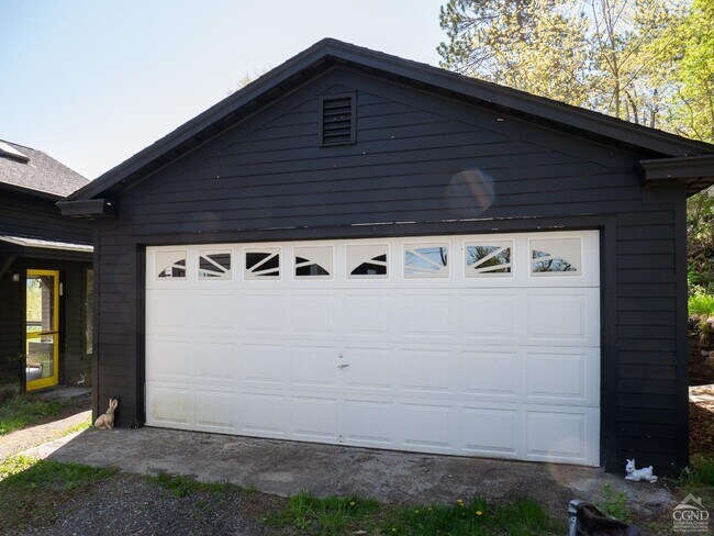 Building Photo - 483 Travis Hill Rd