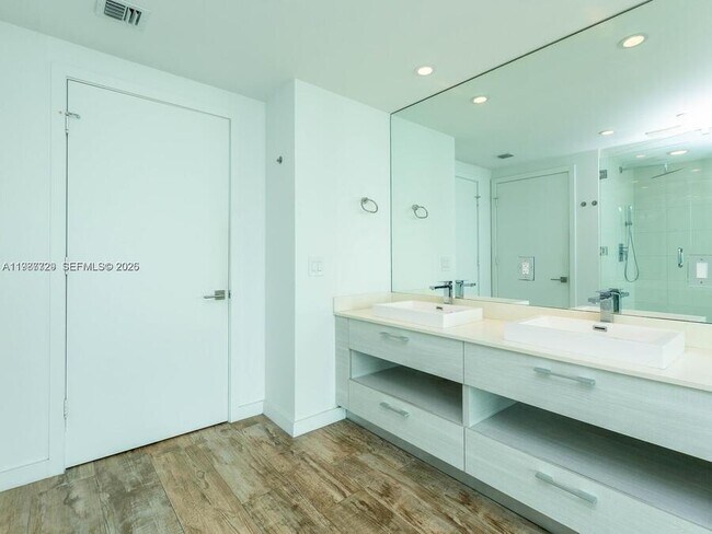 Building Photo - 650 NE 32nd St