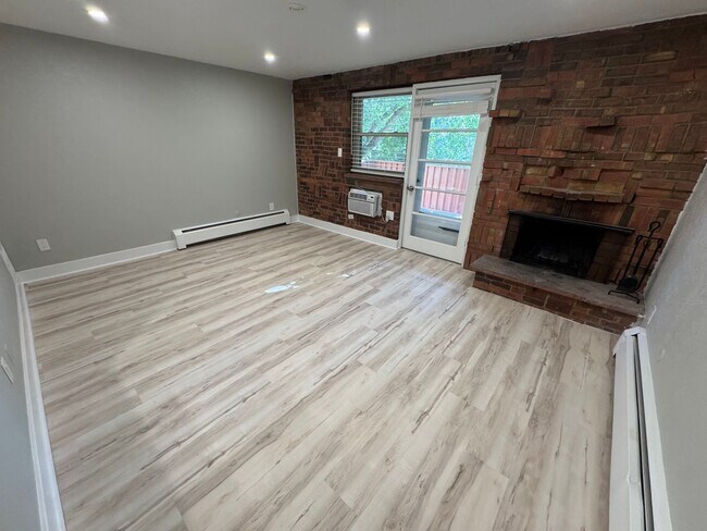 Building Photo - Studio Condo in the heart of Capitol Hill