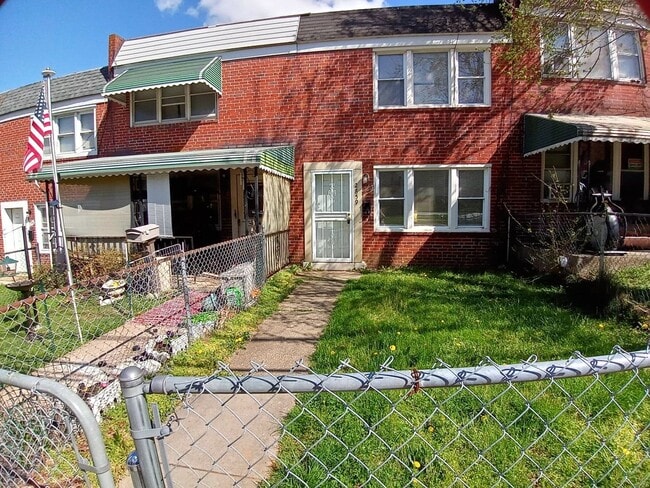 Primary Photo - 3Br/1.5Ba Fully Renovated Townhouse