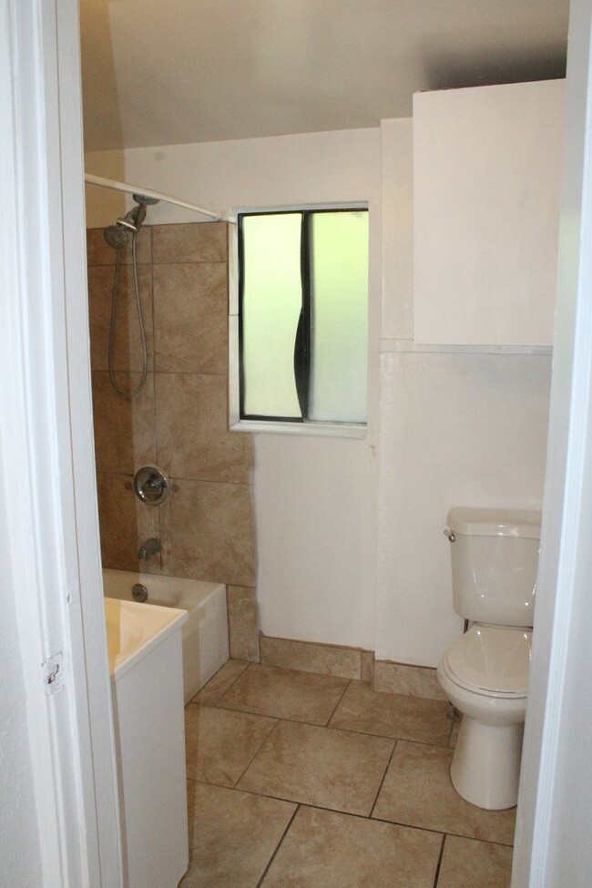 Building Photo - 1 Bedroom, 1 Bathroom House in Antioch wit...