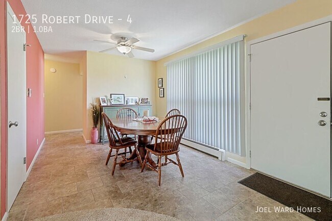 Building Photo - Two Bedroom Apt with Pool and Garage
