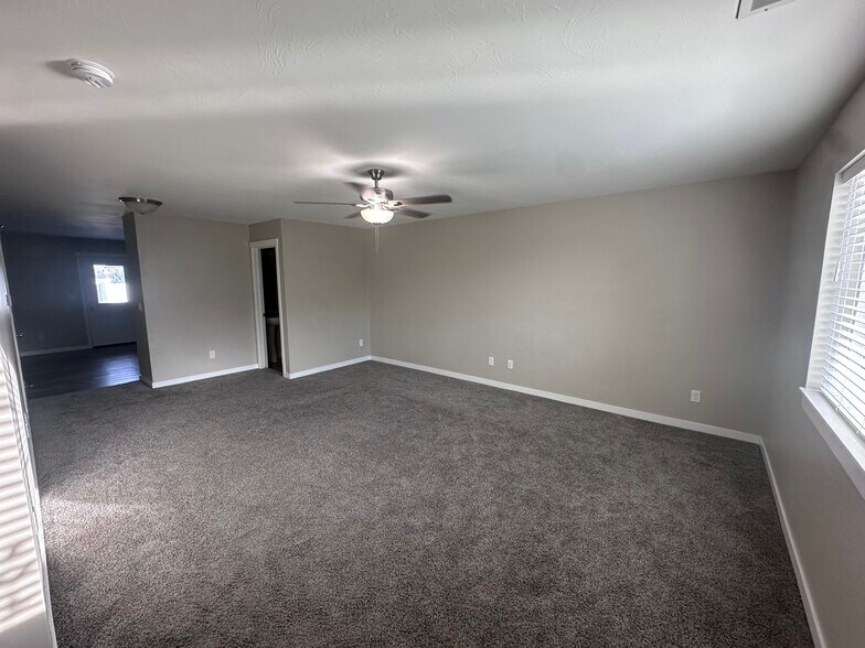 Building Photo - 550 Trails End