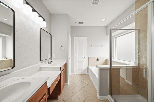 Building Photo - 25959 Ravenside Dr