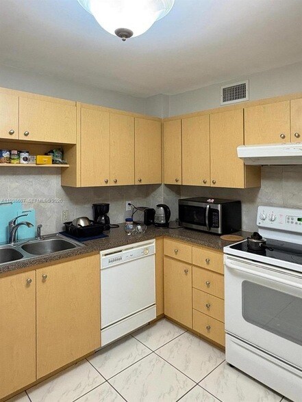 Building Photo - 401 Golden Isles Dr