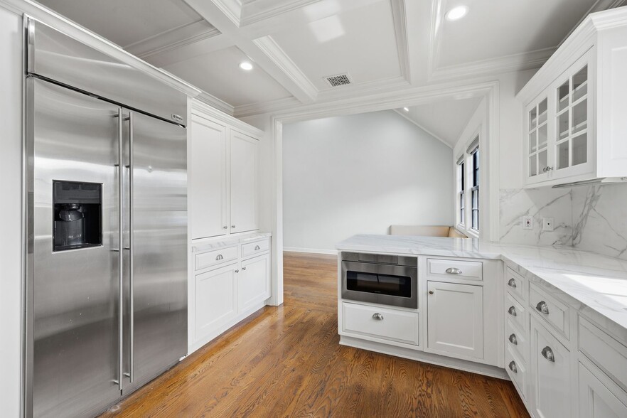 Building Photo - Beautiful Two-Story Burbank Home with Pool, Hardwood Floors & Guest House