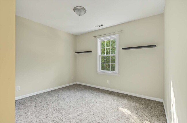 Building Photo - 2-Bedroom Condo Retreat in the Heart of Cary!