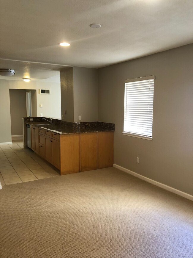 Building Photo - 1 BED/1 BATH CONDO NEAR LA JOLLA VILLAGE
