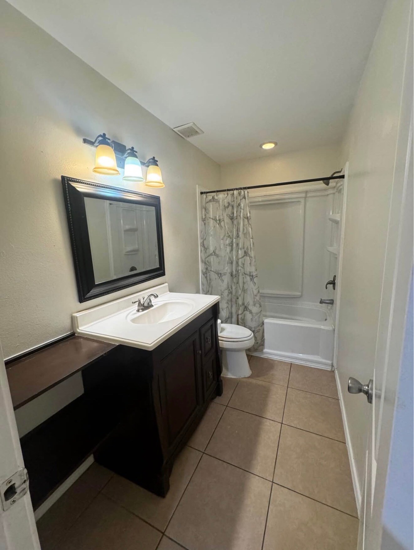 Building Photo - 1110 W Gardenia Ave