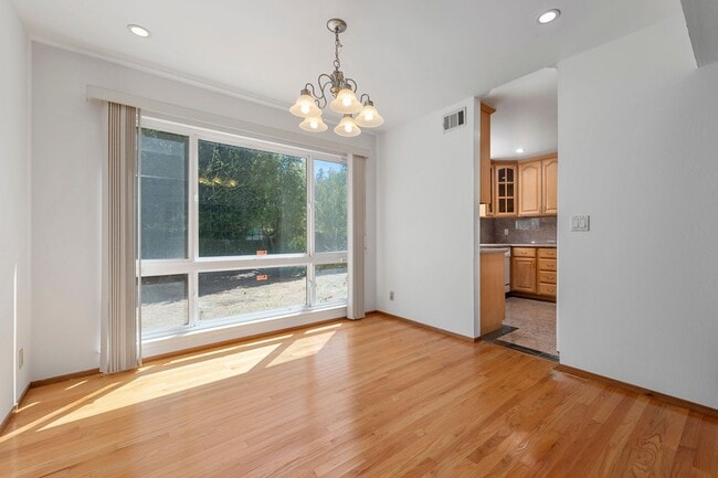 Building Photo - 5 bed/2.5 bath single family home in W. Sa...