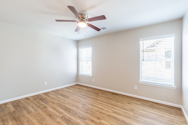 Building Photo - 217 Pk Pl Cir