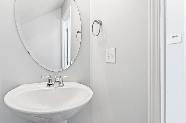 Building Photo - Bright & Spacious End-Unit Townhome in Flo...