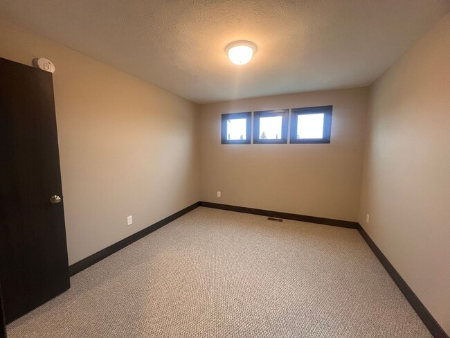 Building Photo - Four Bedroom Duplex in Caledonia!