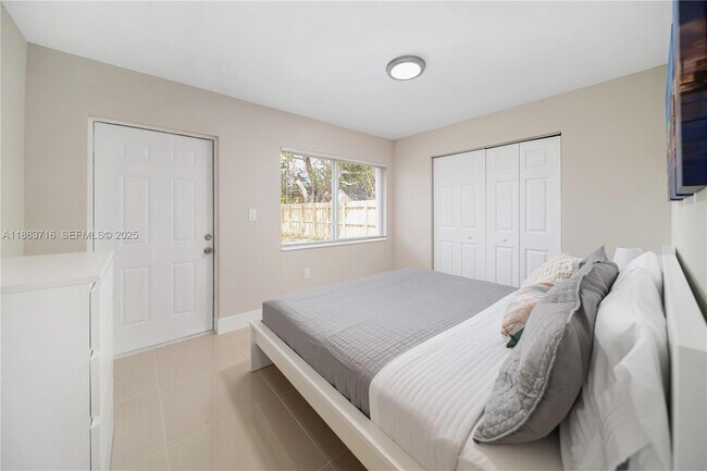 Building Photo - 1183 NE 111th St