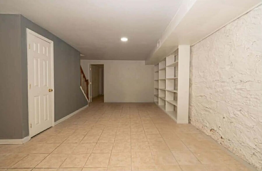 Building Photo - 307 E 25th St