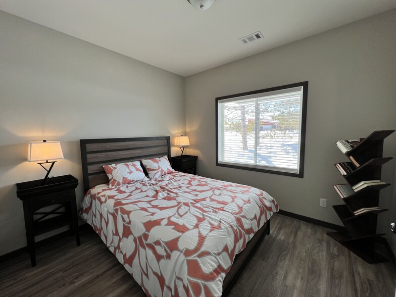 2nd Bedroom with qn bed - 300 Thumper Lodge Rd