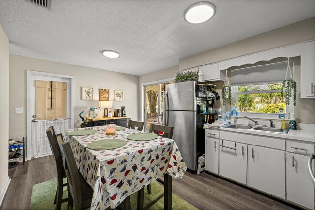 Building Photo - Cozy, fenced 2BR, 1.5BA in NE