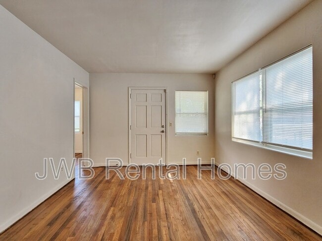 Building Photo - 1622 W 26th St