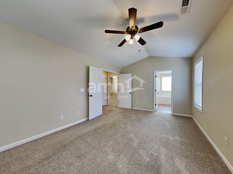 Building Photo - 152 Town Park Dr