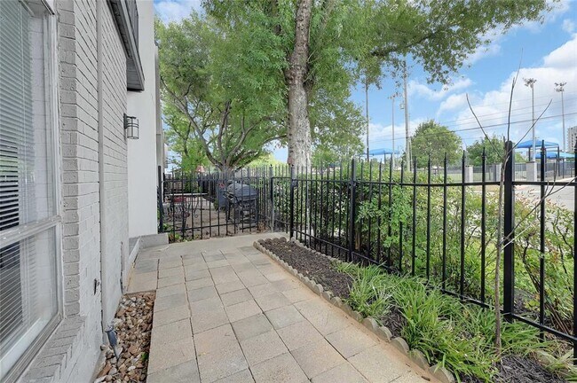 Building Photo - 1300 Augusta Dr