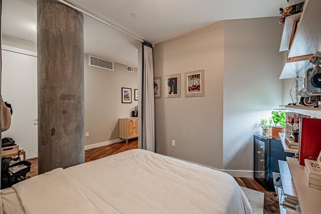 Building Photo - LUX 1BD, 1.5BA Lakehouse Condo with Bonus Den