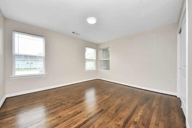 Building Photo - 608 Thomas Ave