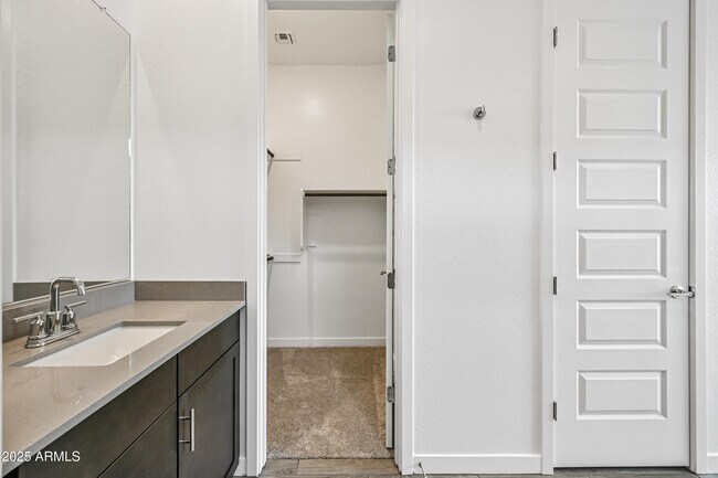 Building Photo - 14913 W Cottontail Ln