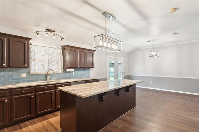 Building Photo - 658 Pierce Dr