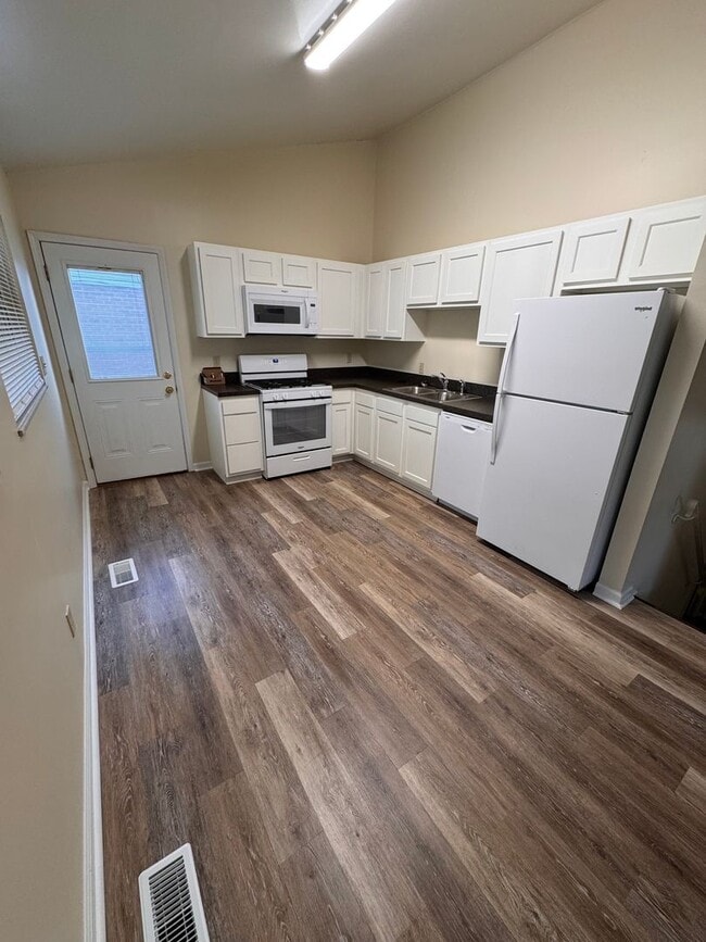 Building Photo - 3 Bedroom Home