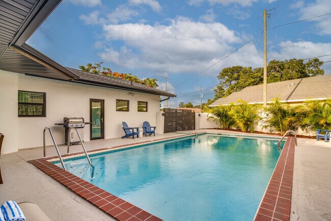 Building Photo - 1412 Country Club Rd N