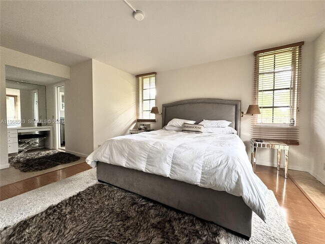 Building Photo - 901 W Cypress Ln